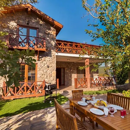 Kinali Sleeps 10 With Pool Air Con And Wifi Βίλα