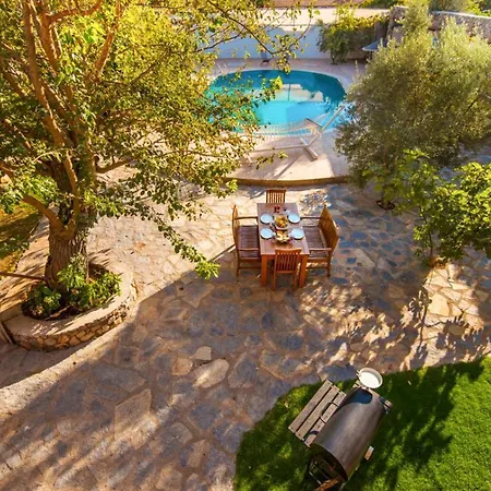Kinali Sleeps 10 With Pool Air Con And Wifi Vila *